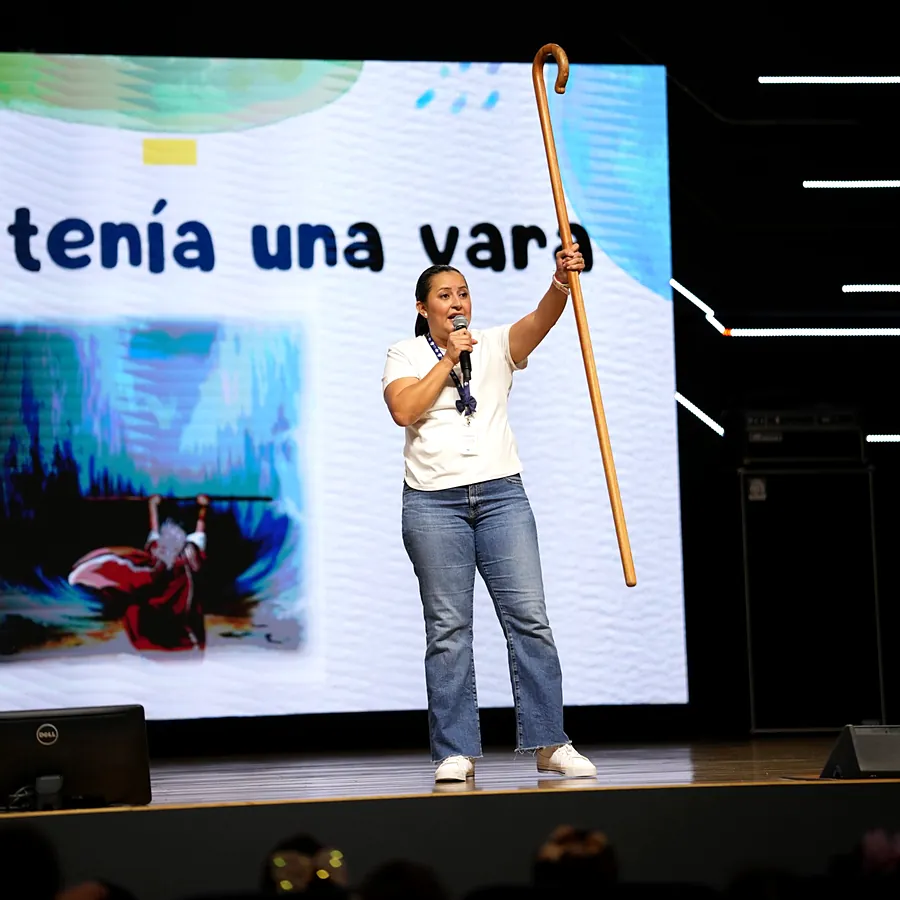Maestra enseñando una historia bíblica en el devocional