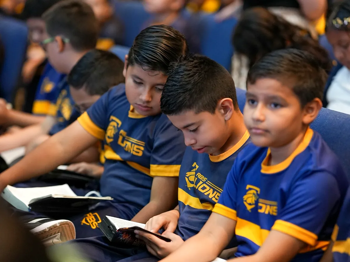 Estudiantes de ABS leyendo la Biblia en el devocional
