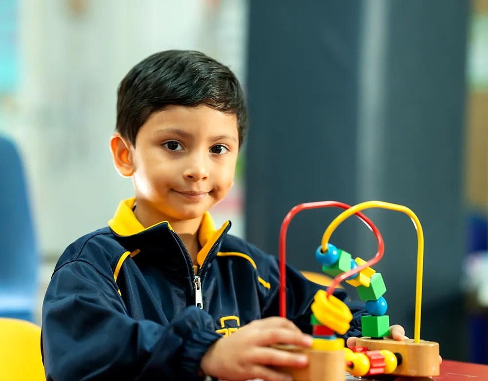 Niño de preescolar con material didáctico